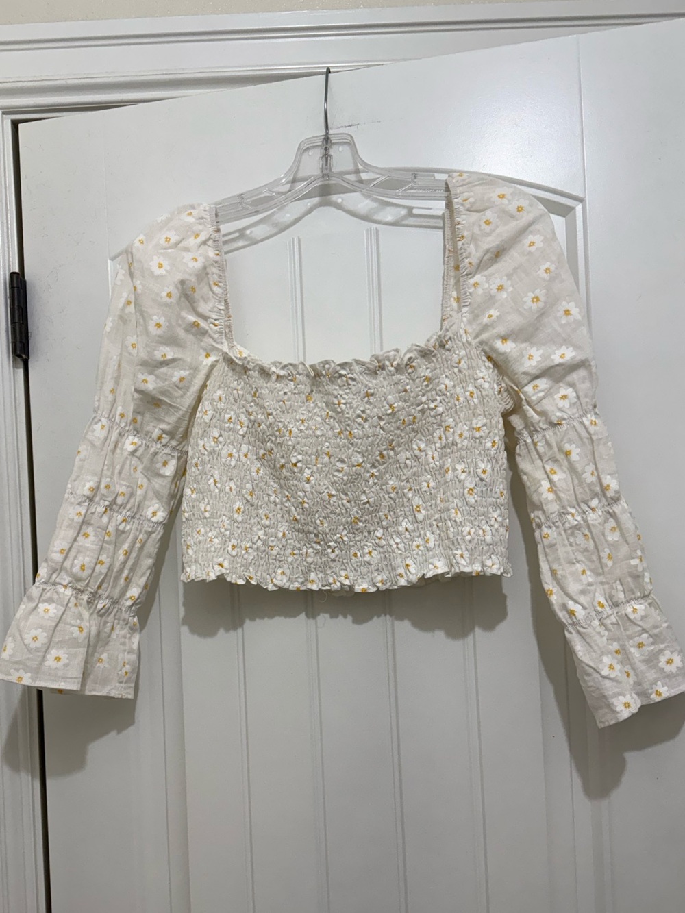 Storia White Floral Daisy Long Sleeve Smocked Crop Top - Womens Medium